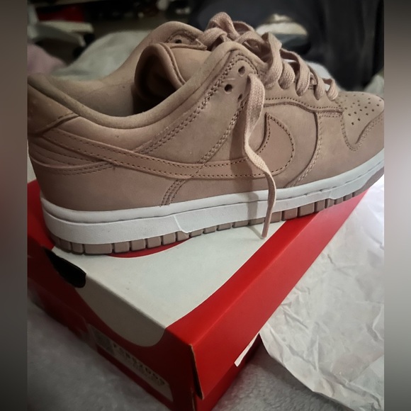 Shoe:Women dunks low - Picture 2 of 3